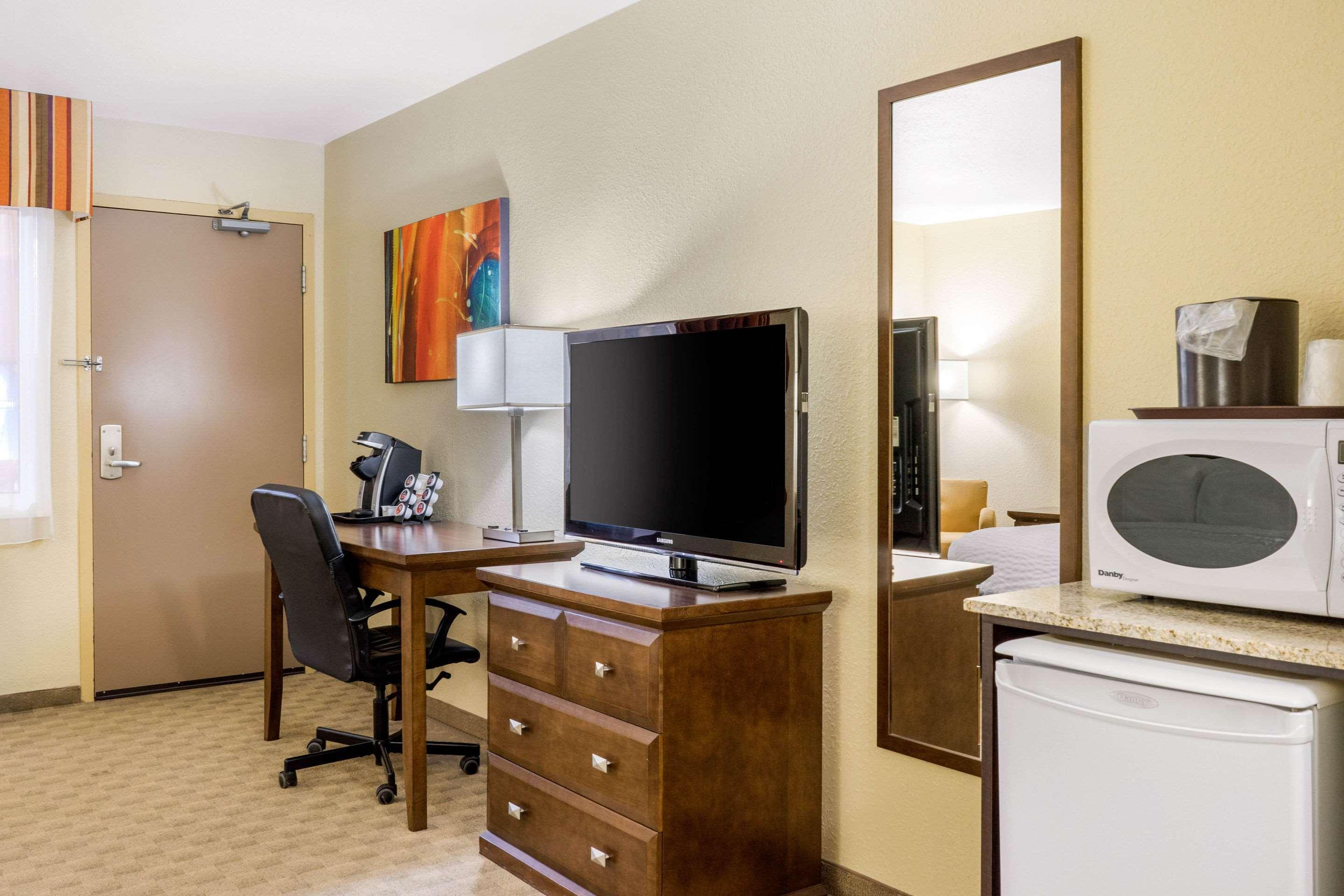 Quality Inn & Suites Winkler Exteriör bild